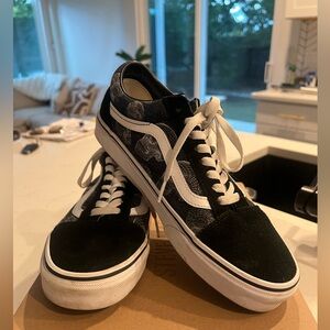 Women’s/unisex suede Vans with skull prints